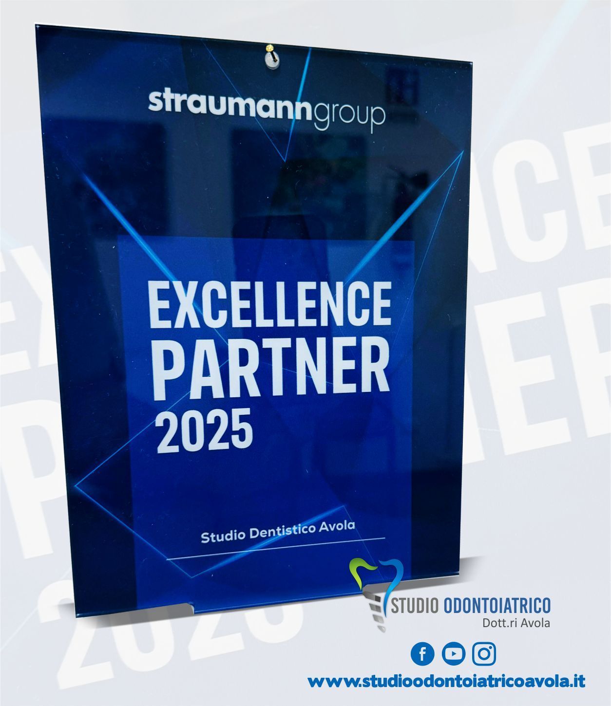 targa di riconoscimento come Centro di Eccellenza Implantare 2025 a Palermo